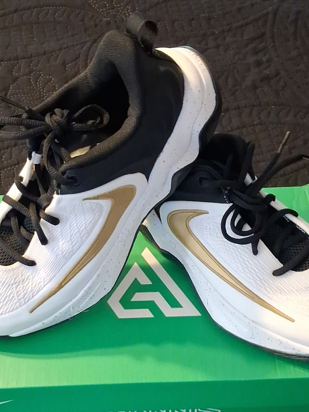 Nike Giannis Immortality 4 Youth Sz 7 Athletic Shoes in White, Black & Gold NWT